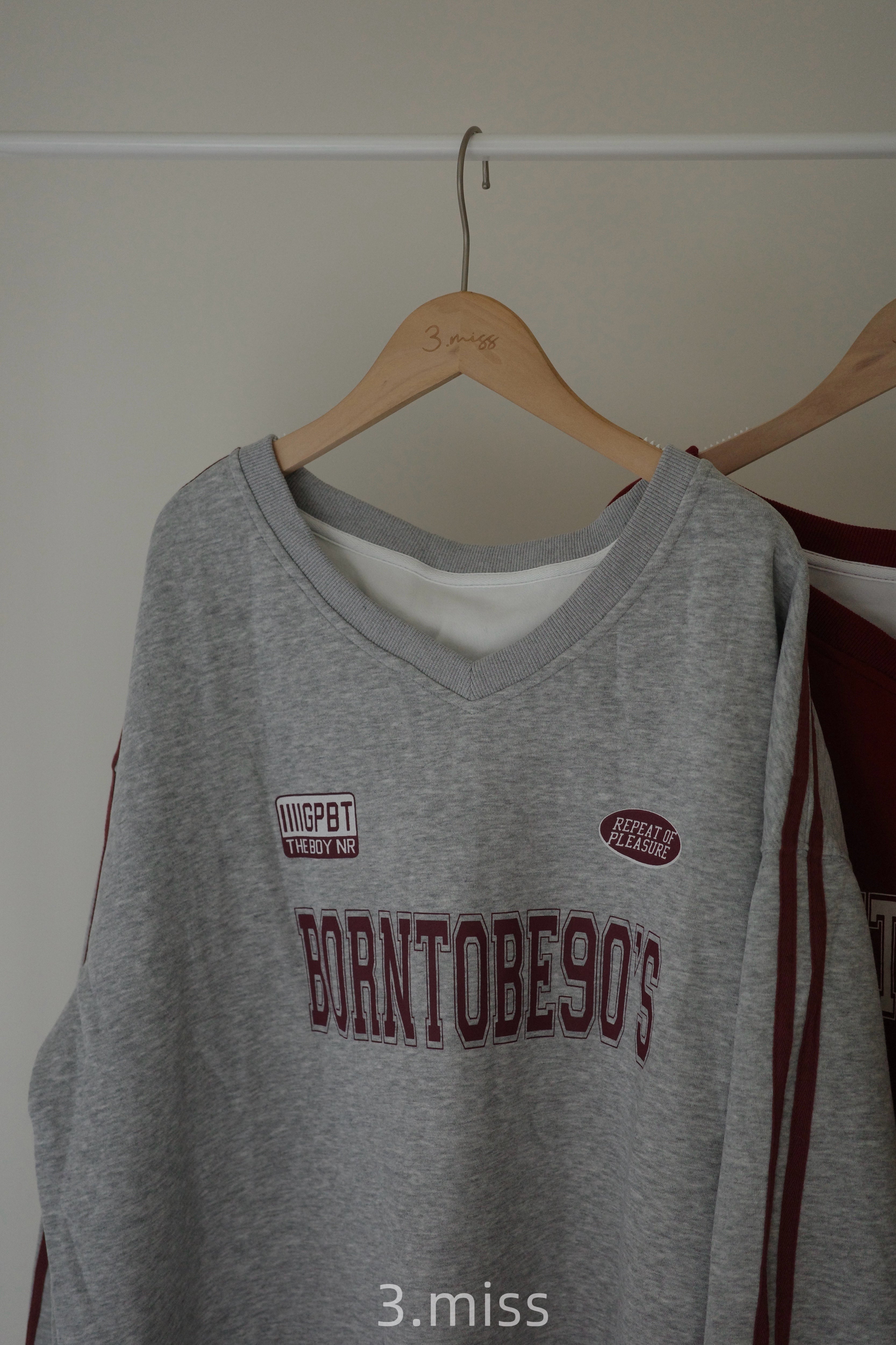 V領運動條紋大學T