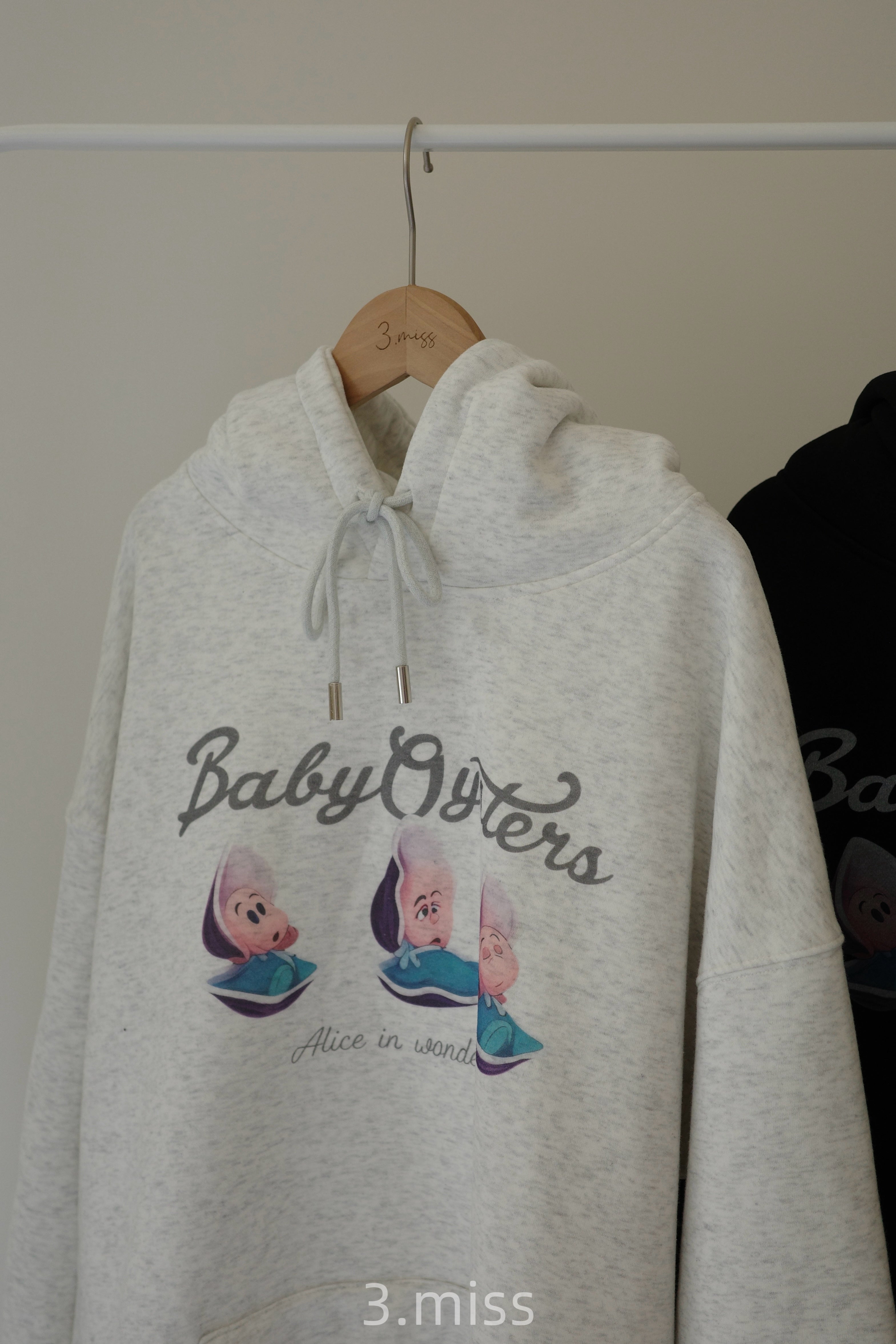 刷絨牡蠣寶帽T ｜白黑