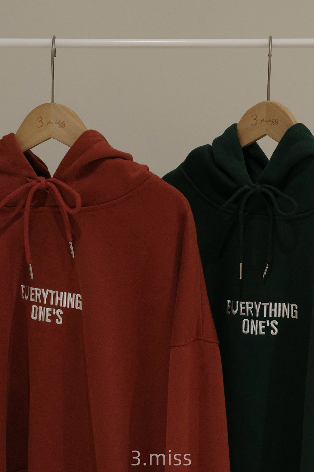 英文字母刺繡帽T｜橘綠