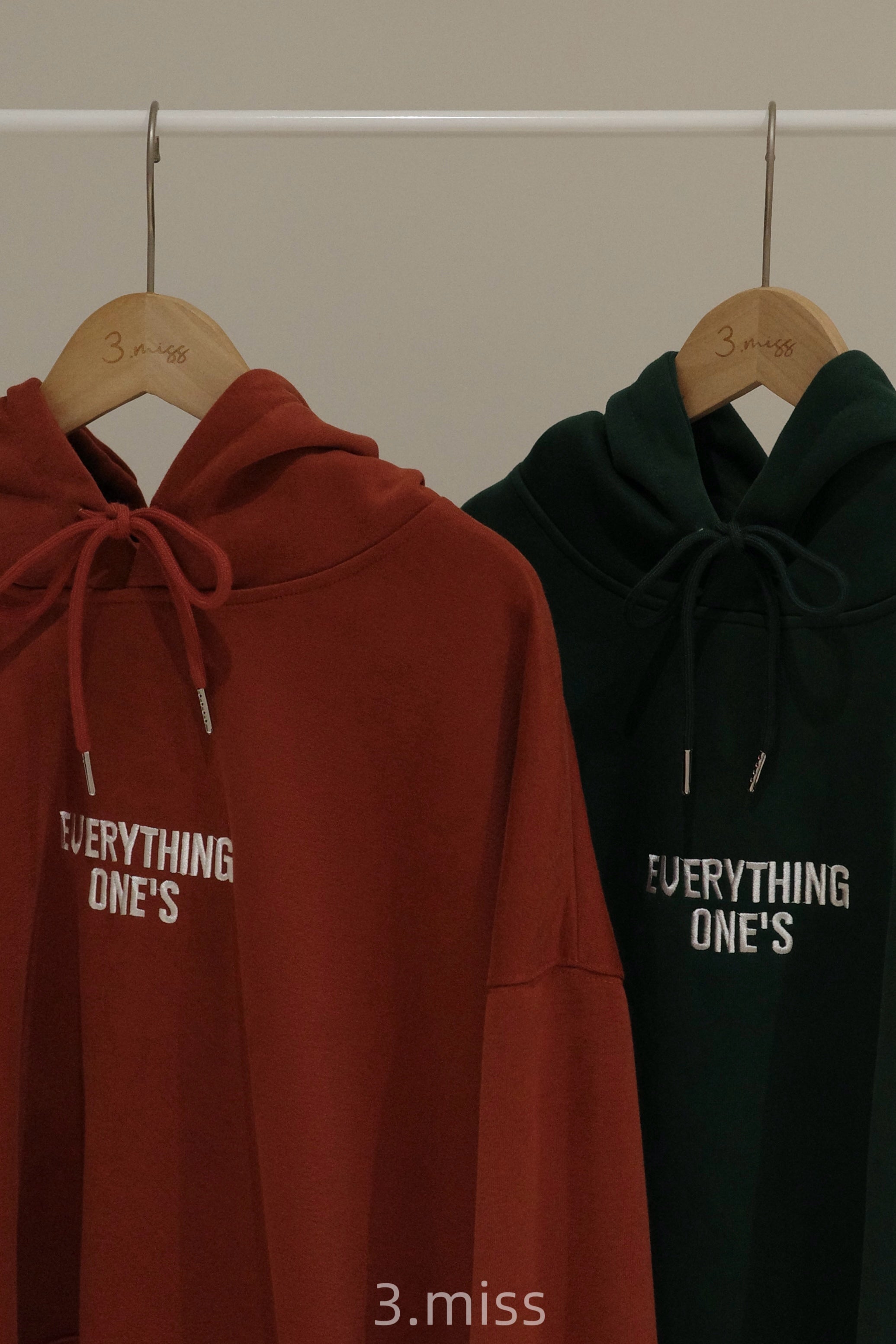 英文字母刺繡帽T｜橘綠