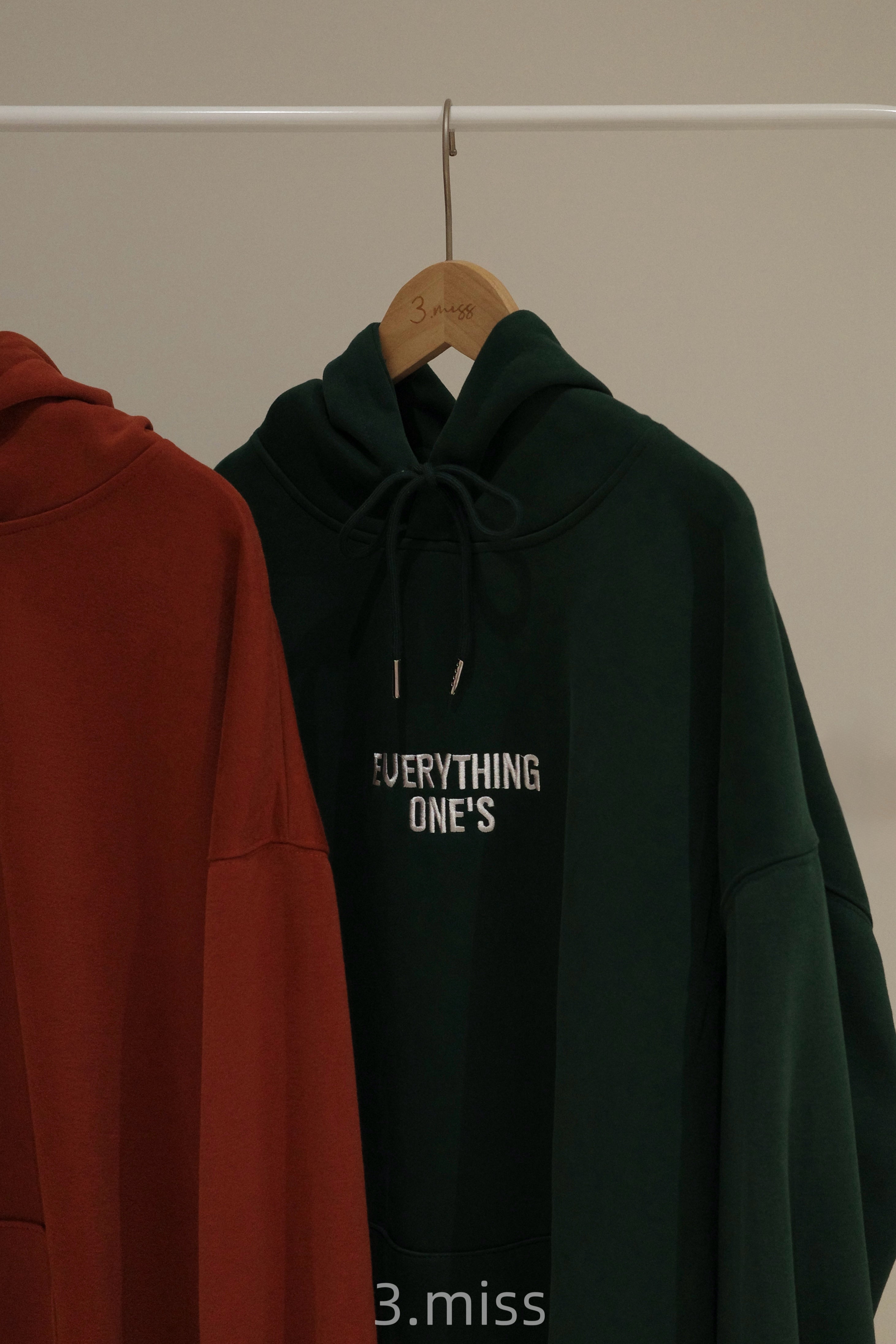 英文字母刺繡帽T｜橘綠