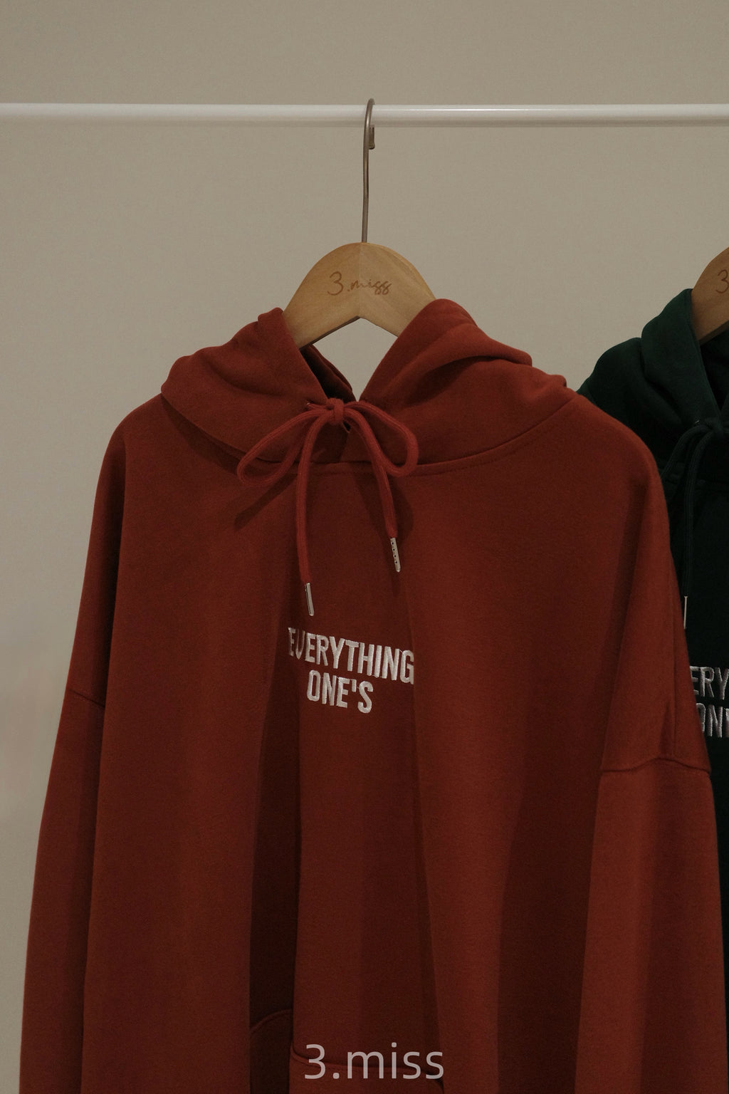 英文字母刺繡帽T｜橘綠