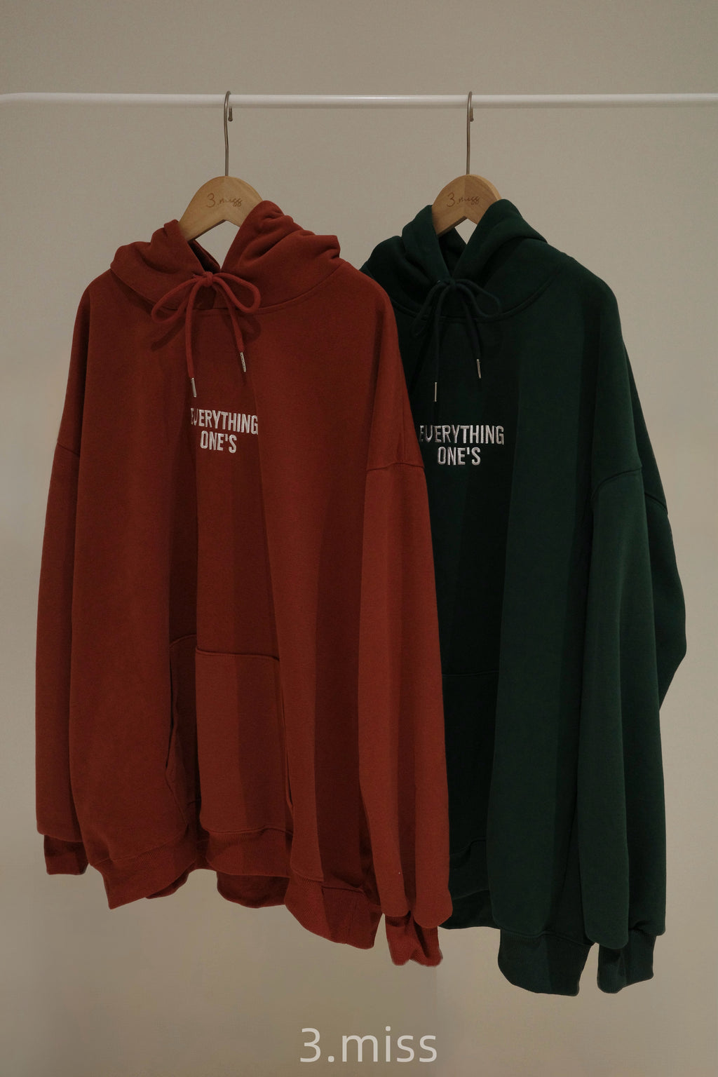 英文字母刺繡帽T｜橘綠