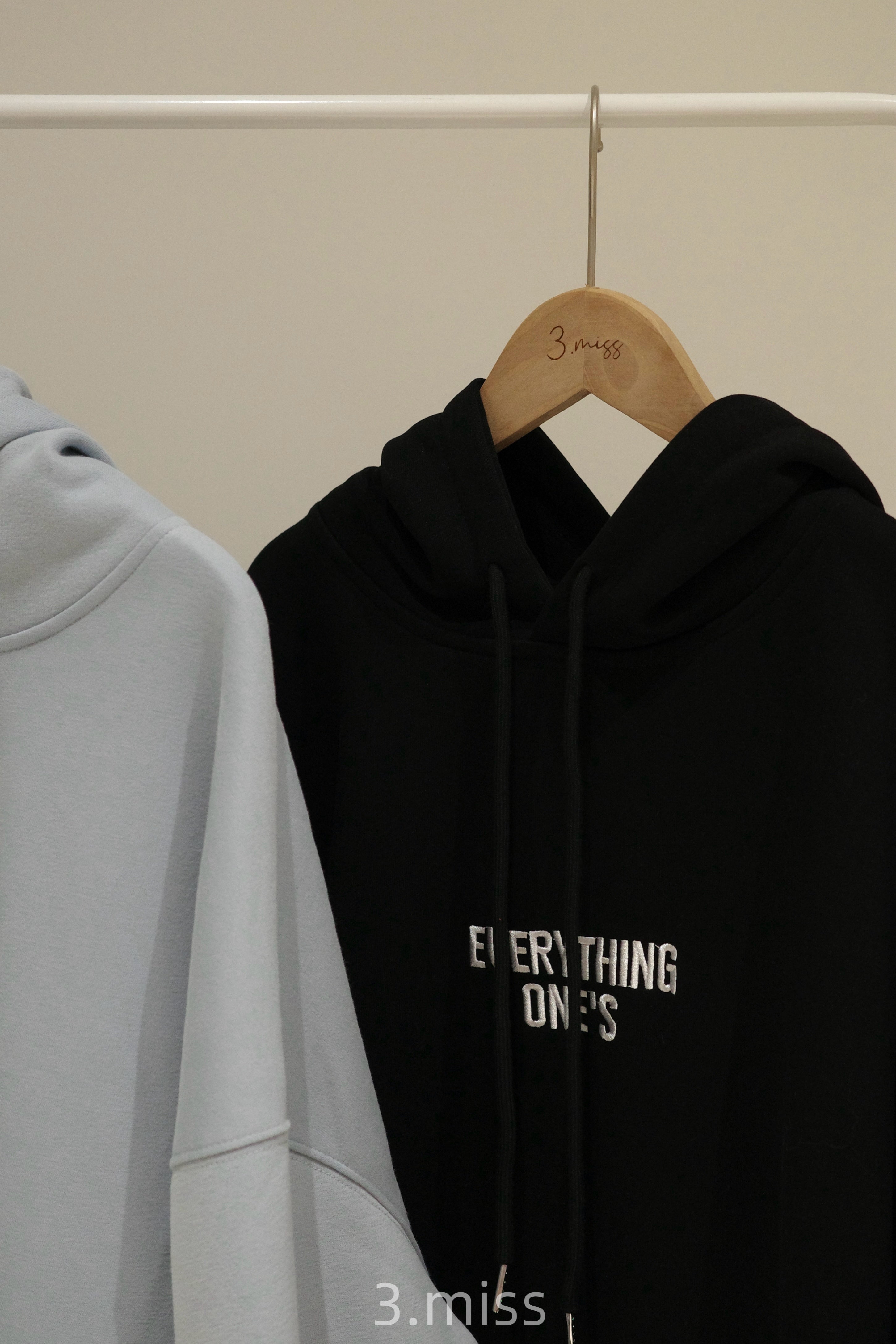 英文字母刺繡帽T