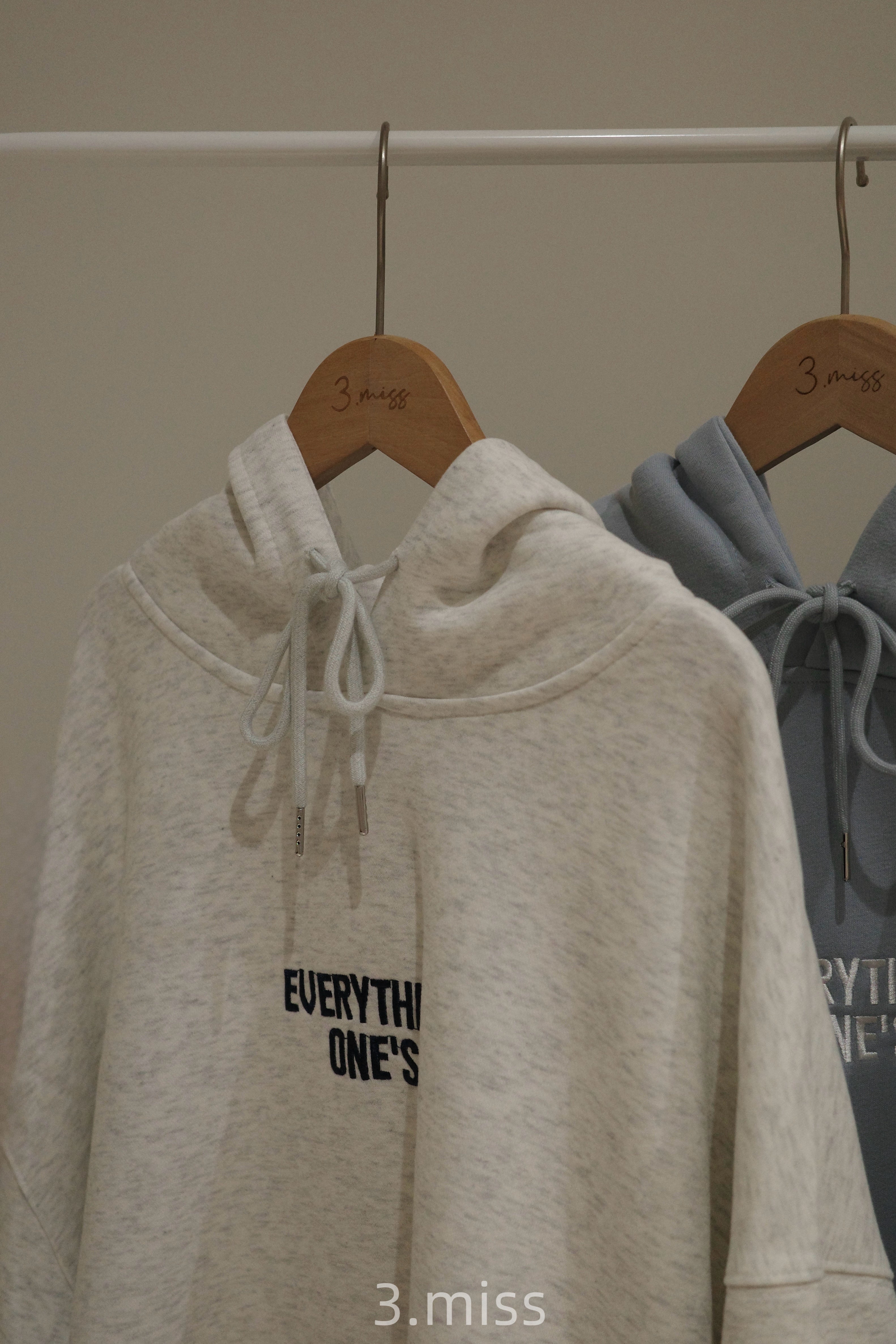 英文字母刺繡帽T