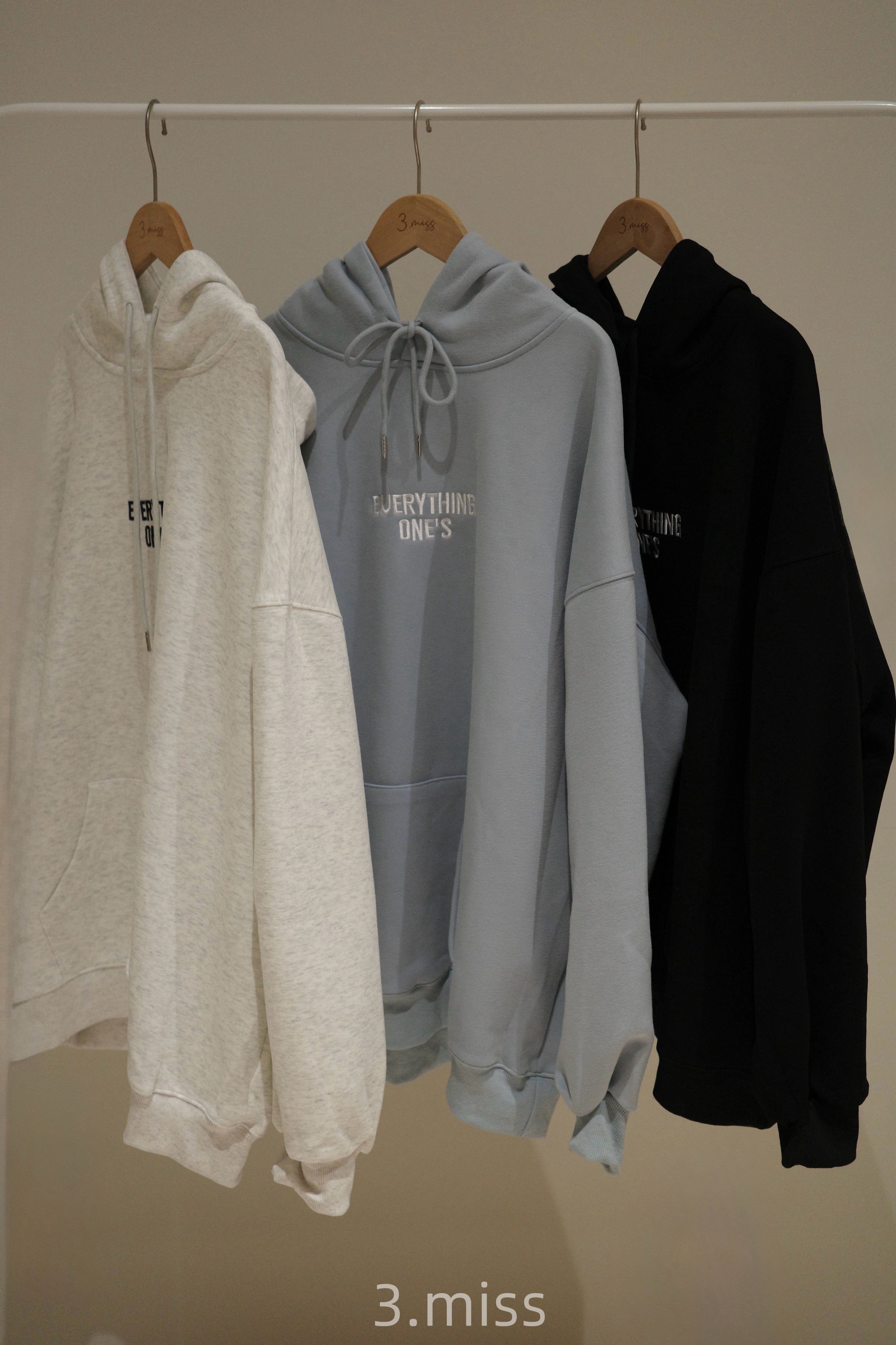 英文字母刺繡帽T