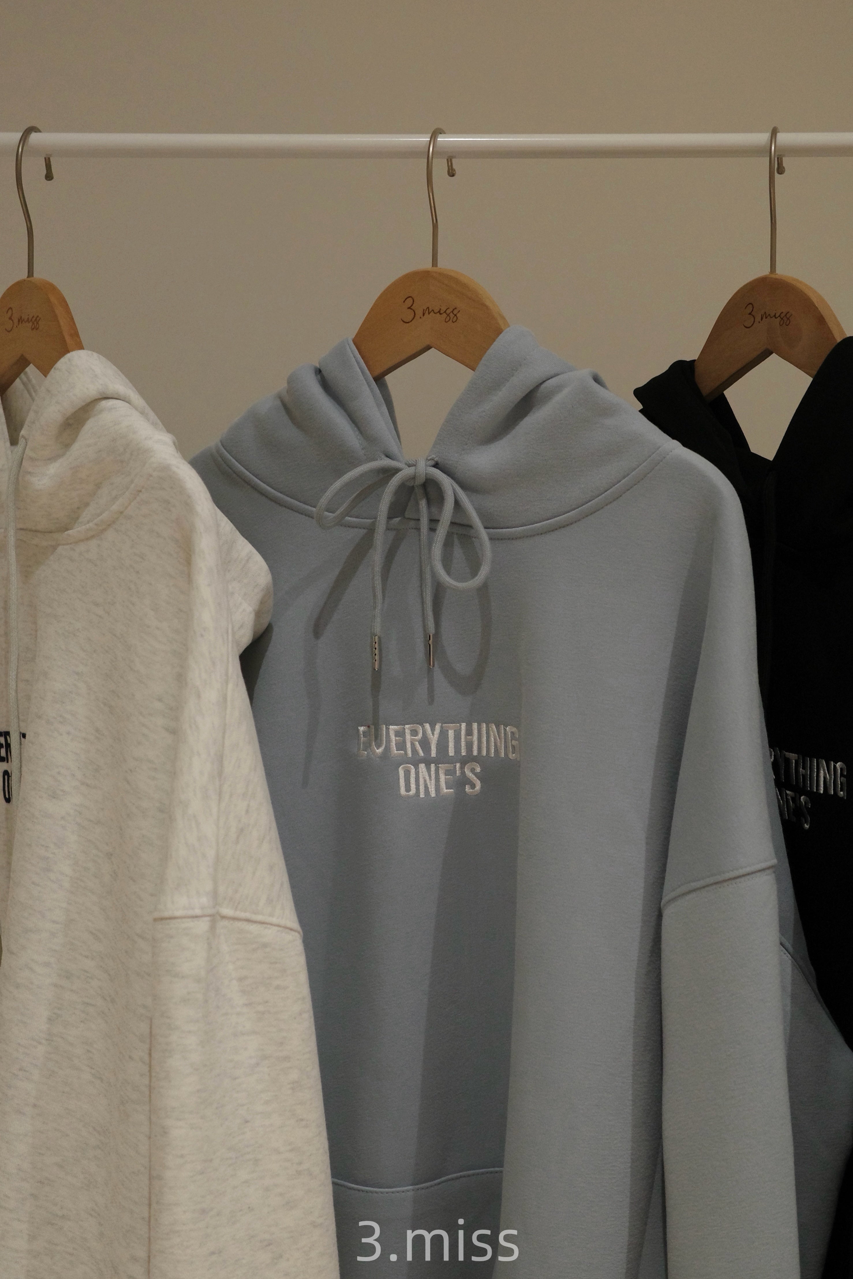 英文字母刺繡帽T