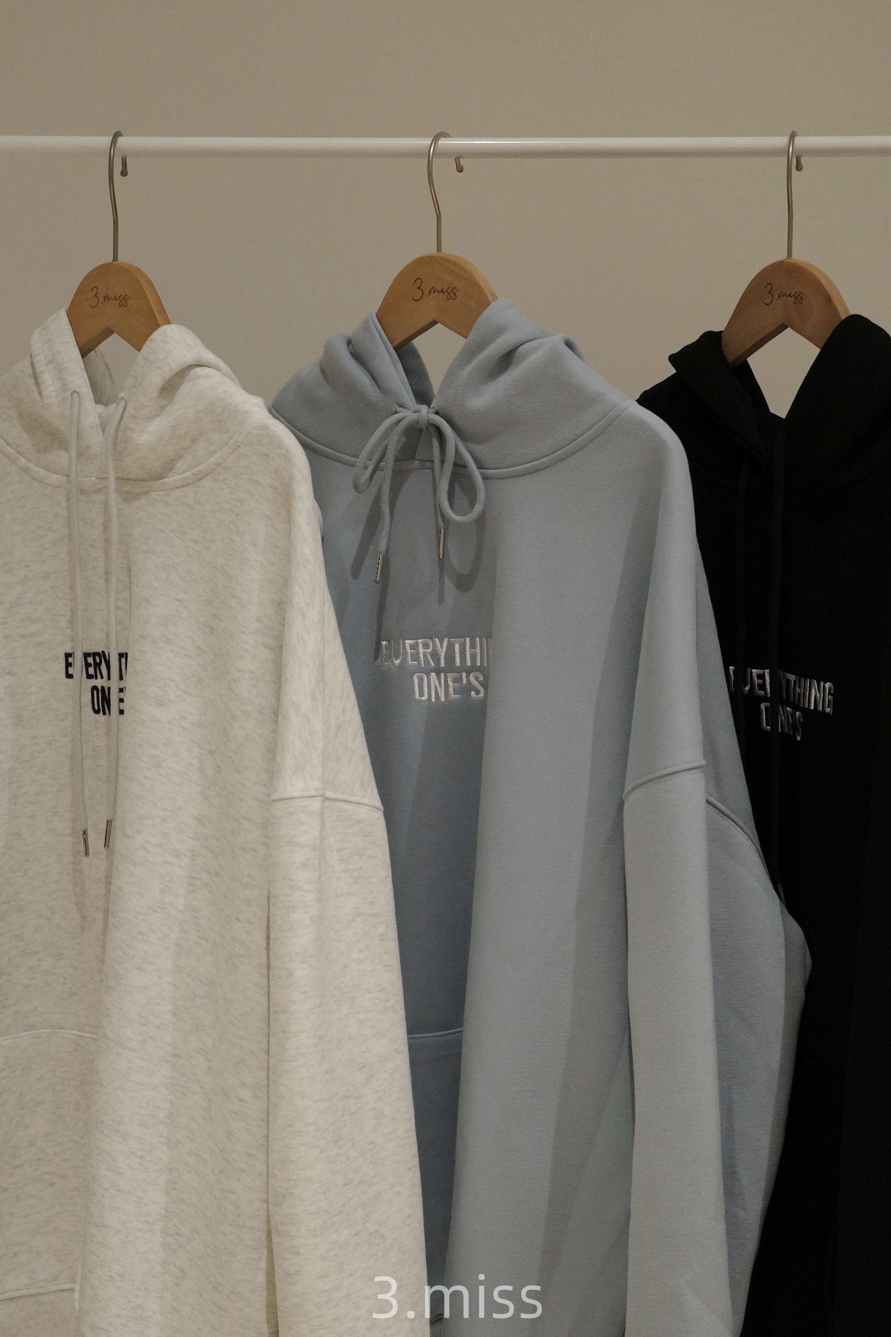 英文字母刺繡帽T